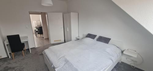 Un pat sau paturi într-o cameră la Apartment in Universitäts-Nähe - Bus und Parken vor der Tür