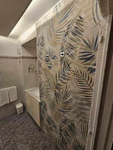 ローマにあるAlla Dolce Vitaのバスルーム(シャワー、葉の壁画付)