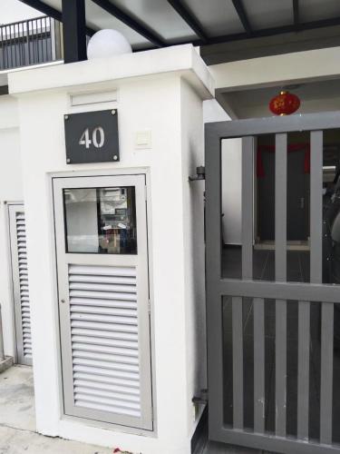 une porte d'entrée d'un bâtiment avec un signal de limitation de vitesse dans l'établissement Happy Chamang Guest House, à Bentong