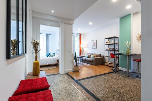 - un salon avec un canapé rouge dans l'établissement Cosy 1 Bdr near Garibaldi Square, à Nice