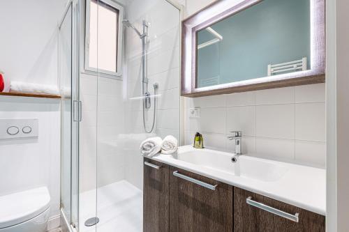 une salle de bain avec un lavabo et une douche dans l'établissement Cosy 1 Bdr near Garibaldi Square, à Nice