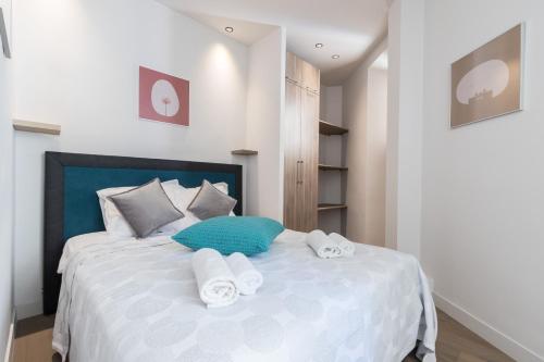 une chambre avec un lit blanc avec des serviettes dessus dans l'établissement Refined & Cozy 1 Bedroom Downtown, à Nice