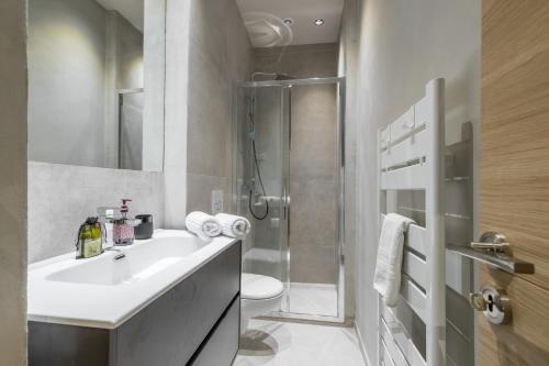 une salle de bain avec un lavabo, une douche et des toilettes dans l'établissement Refined & Cozy 1 Bedroom Downtown, à Nice