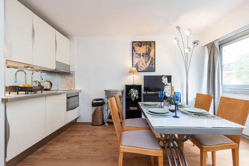 une cuisine et une salle à manger avec une table et des chaises dans l'établissement Central 1 Bdr, à Nice