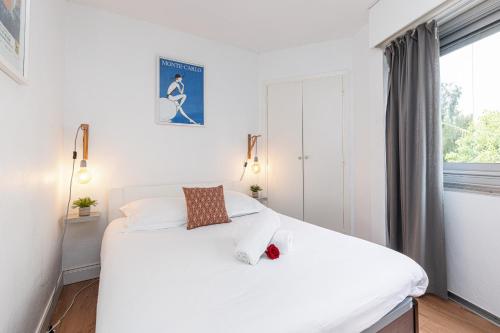 une chambre avec un lit blanc et une fenêtre dans l'établissement Central 1 Bdr, à Nice
