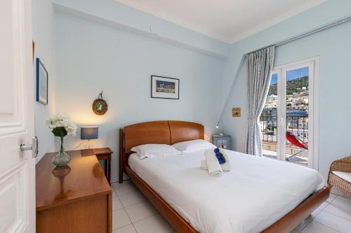 une chambre avec un grand lit et une fenêtre dans l'établissement Extraordinary View on Port and Castle Hill - 1 Bdr & Parking, à Nice