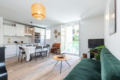 un salon avec un canapé et une table dans l'établissement 2 Bdrs & Parking in the Old Town !, à Nice