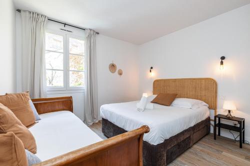 une chambre avec deux lits et un canapé dans l'établissement 2 Bdrs & Parking in the Old Town !, à Nice