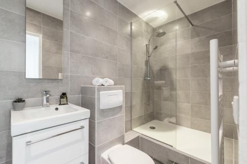 une salle de bain avec toilettes, lavabo et douche dans l'établissement Magenta Square Central 1 Bdr with AC, à Nice