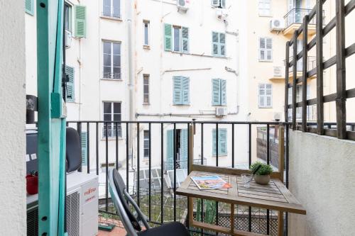 Magenta Square Central 1 Bdr with AC
