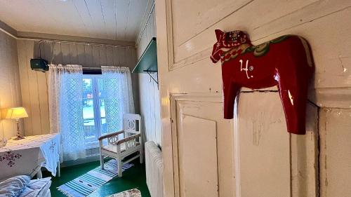 una stanza con una porta con una camicia appesa al muro di Norrsjön a Sörsjön