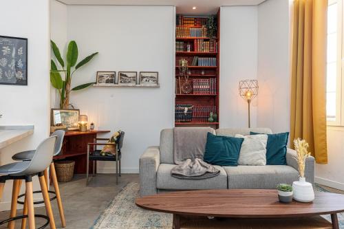 un salon avec un canapé et une table dans l'établissement Cosy Studio in the Old Town near Garibaldi Square, à Nice