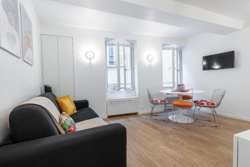 un salon avec un canapé et une table dans l'établissement Quiet and cosy 1bdr in Vieux Nice!, à Nice