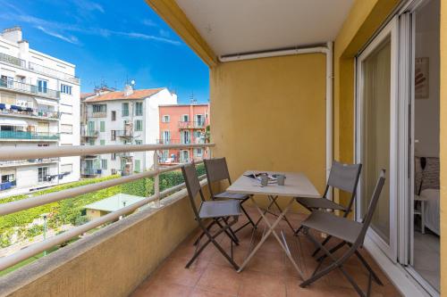 une table et des chaises sur un balcon avec vue dans l'établissement Quiet 1 bdr Port! close Place du Pin Garibaldi, à Nice