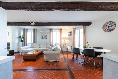 un salon avec un canapé et une table dans l'établissement Large 3 Bdr Old Town - AC, à Nice