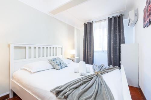une chambre blanche avec un lit blanc et une fenêtre dans l'établissement Large 3 Bdr Old Town - AC, à Nice