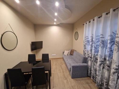 sala de estar con sofá y mesa en Apartamento Centro do Mindelo 6 min da praia, en Mindelo