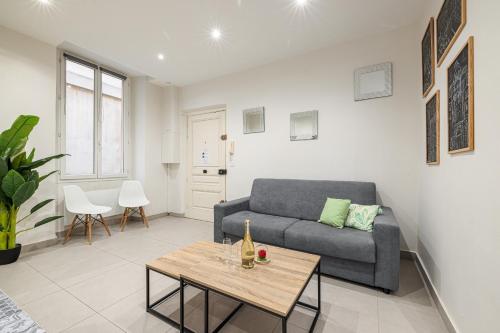 un salon avec un canapé et une table dans l'établissement Charming 1 Bdr Old town, à Nice