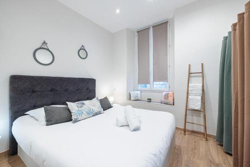 - une chambre avec un grand lit blanc et une échelle dans l'établissement Charming 1 Bdr Old town, à Nice