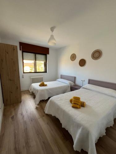 a bedroom with two beds with white sheets at Casa Vazan 