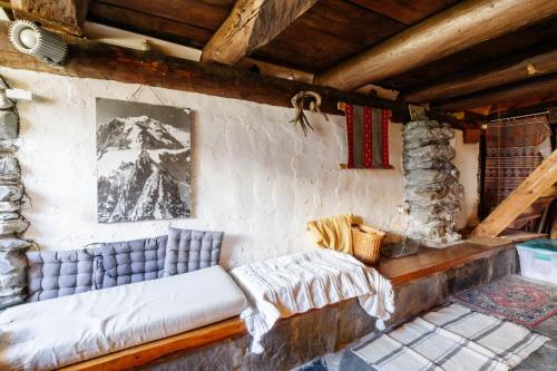 ein Wohnzimmer mit einem Sofa und einer Wand in der Unterkunft Grand Chalet Vanoise - 12 pers in Saint-André