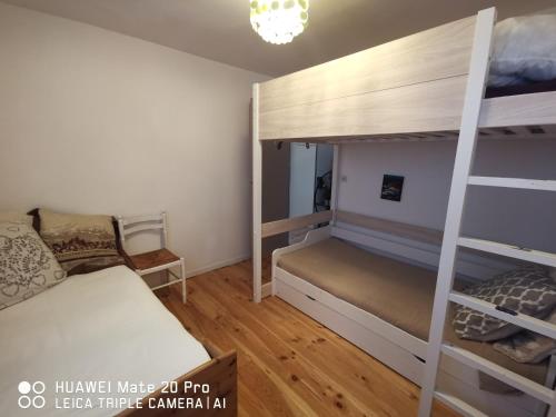 سرير بطابقين أو أسرّة بطابقين في غرفة في L'ÉTAPE BIEN ÊTRE