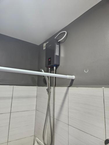 y baño con ducha y secador de pelo. en 2-Bedroom Boutique City Condo - Newly Renovated! en Cebu City