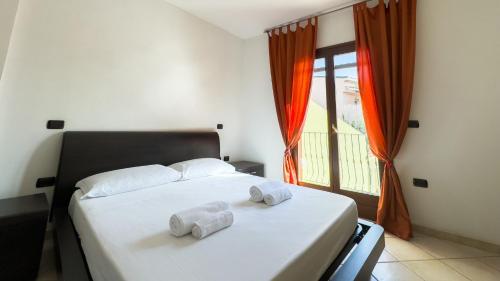1 dormitorio con 1 cama con 2 toallas en La Casetta di Teresa, en Oristano