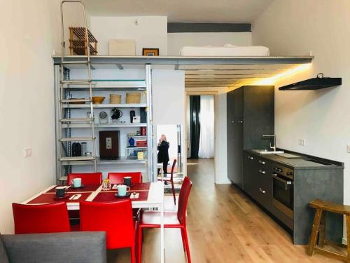kuchnia i jadalnia ze stołem i czerwonymi krzesłami w obiekcie 70m2 Loft with Patio only 20mn from Plaza Castilla C2 w Madrycie