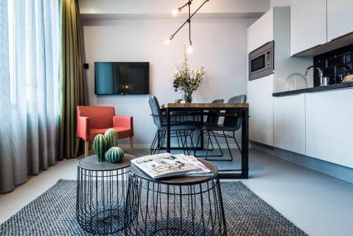 Televisyen dan/atau pusat hiburan di YAYS Amsterdam East by Numa