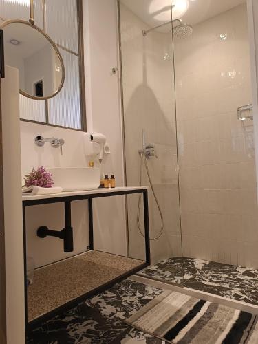 Ένα μπάνιο στο MUSES LUXURY SUITES