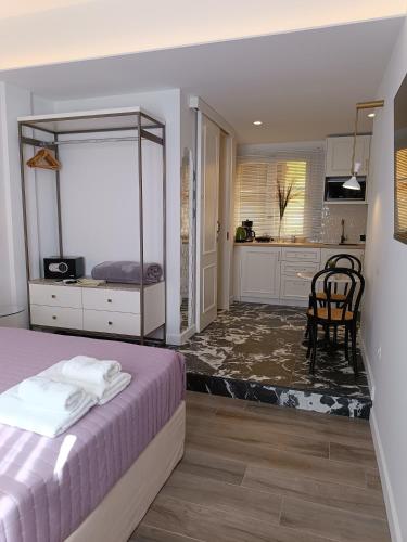 Ένα ή περισσότερα κρεβάτια σε δωμάτιο στο MUSES LUXURY SUITES