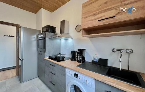 eine Küche mit einer Waschmaschine und einer Waschmaschine in der Unterkunft BEGE APARTMENTS: WORK HEAVEN in Gelsenkirchen