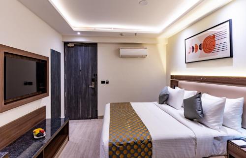 Postel nebo postele na pokoji v ubytování Regenta Inn Gurugram Sec-47 City Center