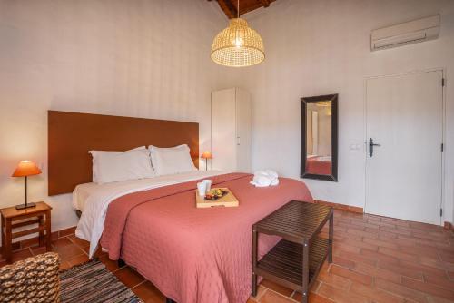 1 dormitorio con 1 cama grande con manta roja en Burro Ville by Host Wise, en Portimão