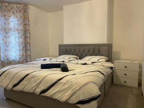 1 dormitorio con 1 cama grande y vestidor en Rahal Compton, en Londres