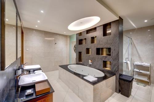 bagno con lavandino e doccia di Crowne Plaza Muscat OCEC, an IHG Hotel a Mascate