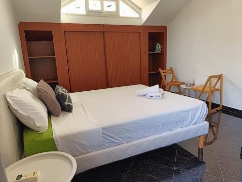 1 dormitorio con 1 cama, mesa y sillas en Casa Miami, en Tarrafal