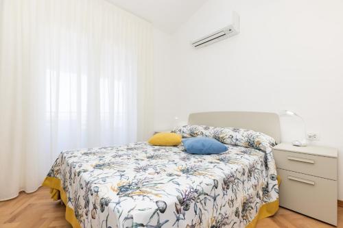 Ένα ή περισσότερα κρεβάτια σε δωμάτιο στο VELO JEDRO Apartmani PUNTA
