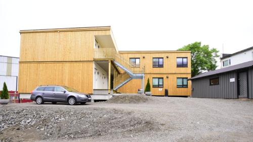 een auto geparkeerd op een parkeerplaats voor een gebouw bij Vestfjordgata apartment 15 in Svolvær