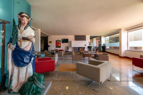 a statue of a woman standing in a living room at Hotel Santa Margarida in Oleiros