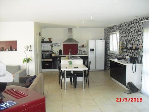 Neuville de Poitou, maison avec vue