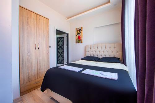 a bedroom with a bed with a black and white comforter at SEYİREVLERİ SUİT ŞUBESİ in Melikgazi