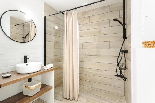 ein Bad mit einem Waschbecken und einem Spiegel in der Unterkunft La Plage, T2 vue mer in Rivedoux-Plage