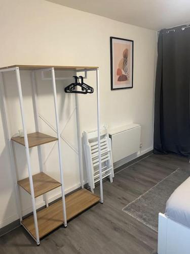 une chambre avec une étagère et un lit dans l'établissement Studio au calme, à Beauvais