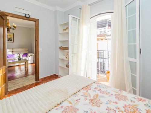 ein Schlafzimmer mit einem Bett und einem großen Spiegel in der Unterkunft Cubo's Apartamento Gongora B in Alhaurín el Grande