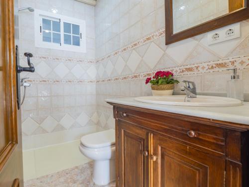 ein Badezimmer mit Waschbecken, Toilette und Badewanne in der Unterkunft Cubo's Apartamento Gongora B in Alhaurín el Grande