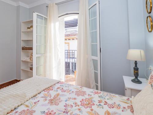 a bedroom with a bed and a large window at Cubo's Apartamento Gongora A & B in Alhaurín el Grande