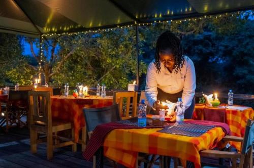 Dan Maasai Mara safari camp 레스토랑 또는 맛집