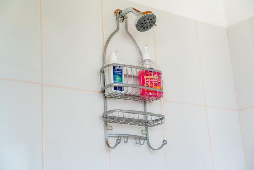 eine Glasflasche auf einem Kleiderständer an der Badezimmerwand in der Unterkunft Huaraz Lodge and Bungalows in Huaraz